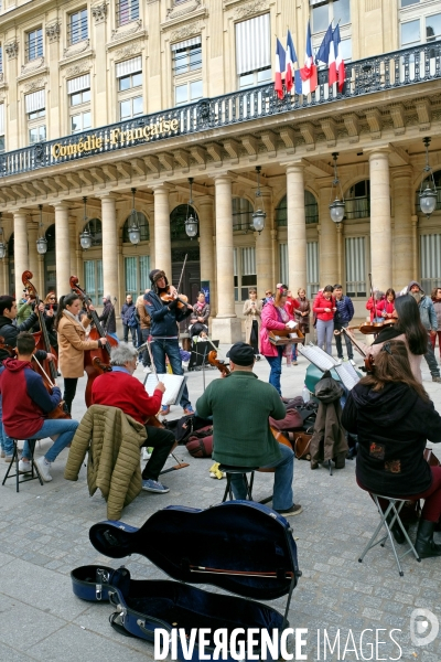 Illustration Mai2017.Une formation musicale classique donne un concert place Colette devant la comedie francaise