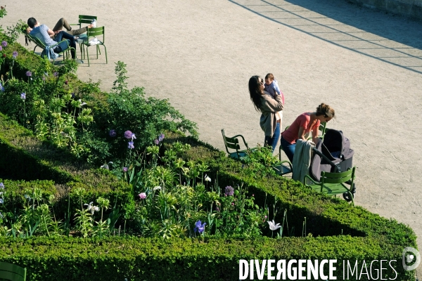 Illustration Mai2017.Deux jeunes femmes et un bebe aux jardins des Tuileries