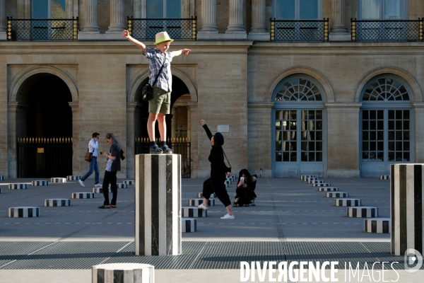 Illustration Mai2017.Au Palais royal,seances photos sur les colonnes de Buren