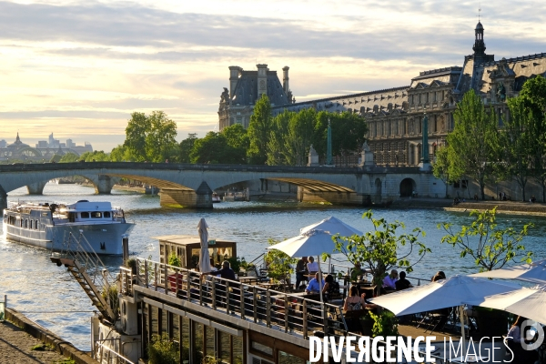 Illustration Mai2017.Apero sur une peniche au coucher de soleil sur la Seine