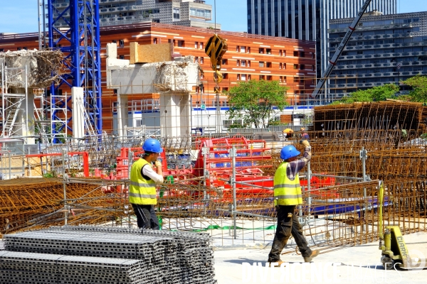 Illustration Mai2017.Ouvriers du batiment sur le chantier de construction de la tour saint Gobain a la Defense