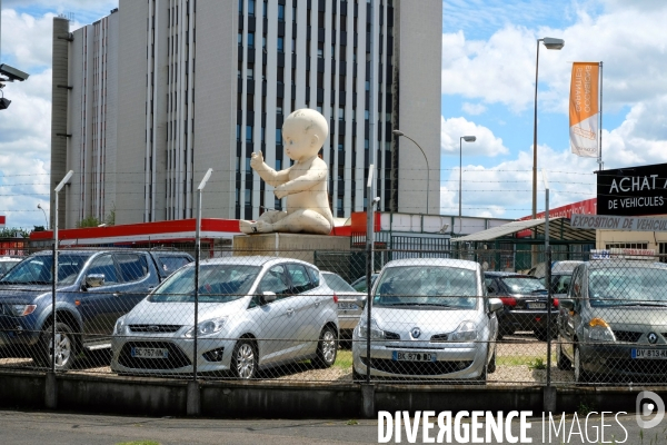 Mai2017.Un bebe geant pose chez  un vendeur de voitures d occasion