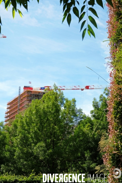 Mai2017.Dans un ecrin de verdure,un immeuble en construction