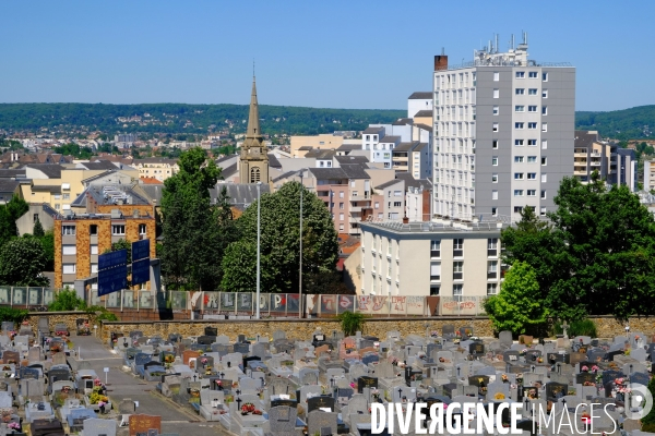 Mai2017.Le cimetiere de Sannois avec vue de la ville de Sannois