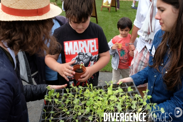 BiodiversiTerre, promenade agricole et vegetale avenue Foch realisee par l artiste Gad Weil