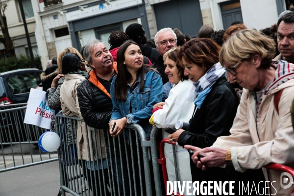 Ambiance rue de l abbe groult. en bas du qg d emmanuel macron // 2eme tour de la presidentielle 2017