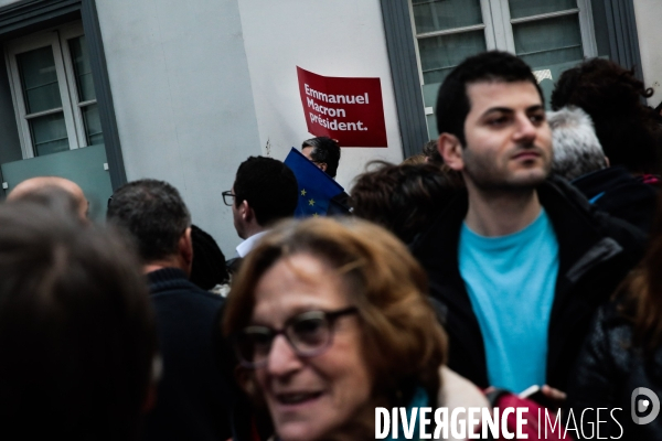 Ambiance rue de l abbe groult. en bas du qg d emmanuel macron // 2eme tour de la presidentielle 2017