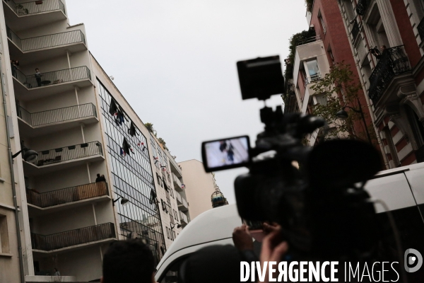 Ambiance rue de l abbe groult. en bas du qg d emmanuel macron // 2eme tour de la presidentielle 2017