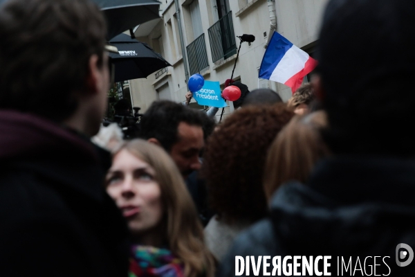 Ambiance rue de l abbe groult. en bas du qg d emmanuel macron // 2eme tour de la presidentielle 2017