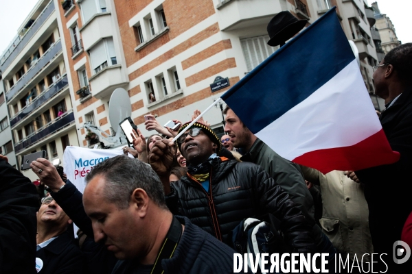 Ambiance rue de l abbe groult. en bas du qg d emmanuel macron // 2eme tour de la presidentielle 2017