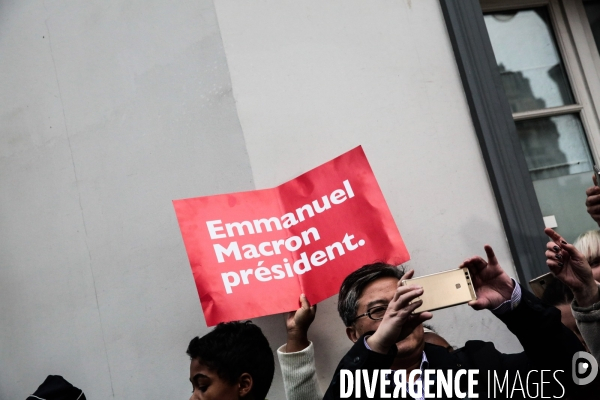 Ambiance rue de l abbe groult. en bas du qg d emmanuel macron // 2eme tour de la presidentielle 2017