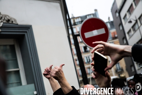 Ambiance rue de l abbe groult. en bas du qg d emmanuel macron // 2eme tour de la presidentielle 2017