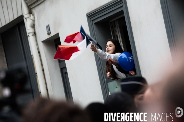 Ambiance rue de l abbe groult. en bas du qg d emmanuel macron // 2eme tour de la presidentielle 2017