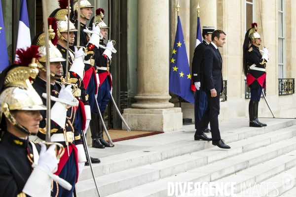 Emmanuel MACRON reçoit Theresa MAY à l Elysée