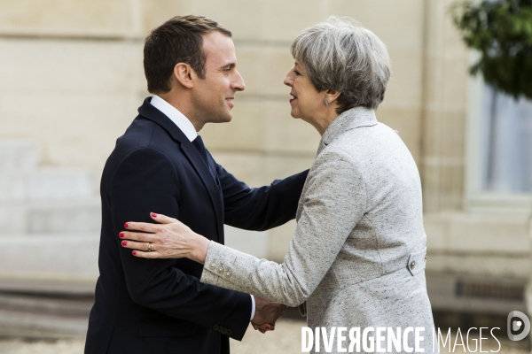 Emmanuel MACRON reçoit Theresa MAY à l Elysée