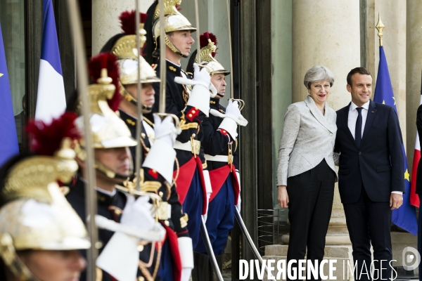 Emmanuel MACRON reçoit Theresa MAY à l Elysée