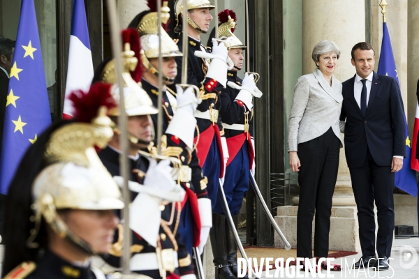 Emmanuel MACRON reçoit Theresa MAY à l Elysée