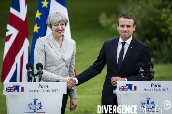 Emmanuel MACRON reçoit Theresa MAY à l Elysée