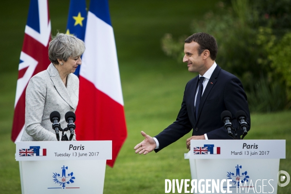 Emmanuel MACRON reçoit Theresa MAY à l Elysée