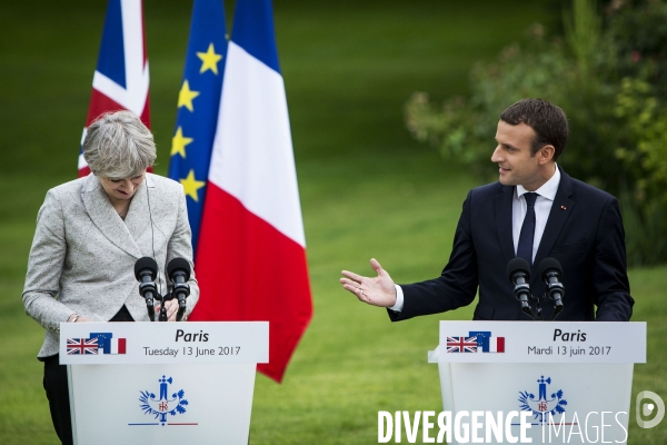 Emmanuel MACRON reçoit Theresa MAY à l Elysée