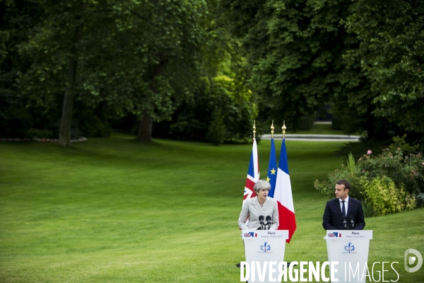 Emmanuel MACRON reçoit Theresa MAY à l Elysée