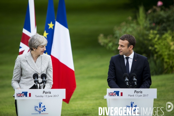 Emmanuel MACRON reçoit Theresa MAY à l Elysée