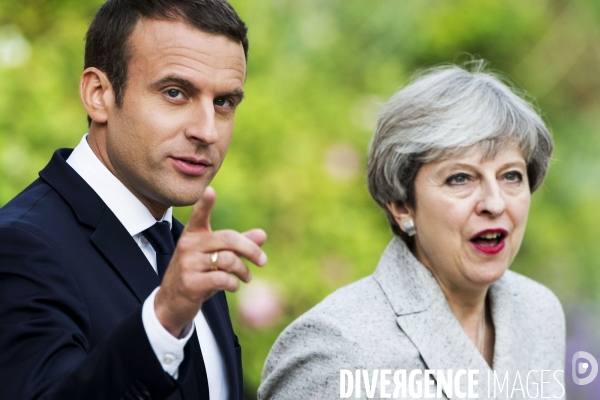 Emmanuel MACRON reçoit Theresa MAY à l Elysée