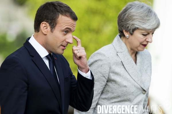 Emmanuel MACRON reçoit Theresa MAY à l Elysée