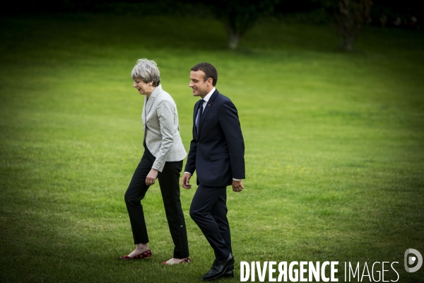 Emmanuel MACRON reçoit Theresa MAY à l Elysée