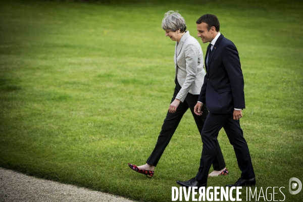 Emmanuel MACRON reçoit Theresa MAY à l Elysée