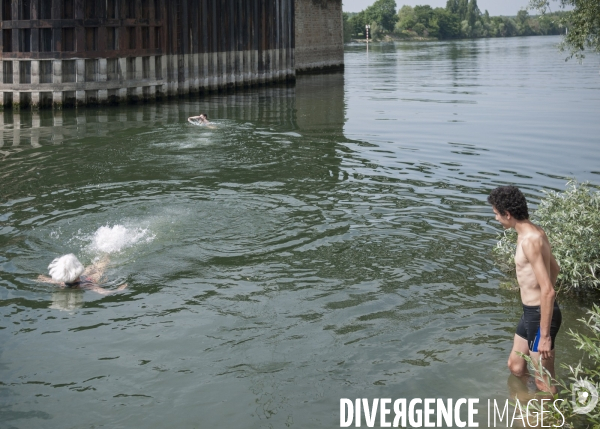 Baignade dans la Seine en banlieue parisienne. Le Pecq, mai 2017.