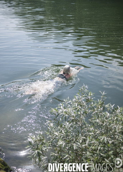 Baignade dans la Seine en banlieue parisienne. Le Pecq, mai 2017.