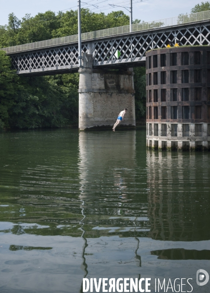 Baignade dans la Seine en banlieue parisienne. Le Pecq, mai 2017.