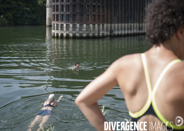 Baignade dans la Seine en banlieue parisienne. Le Pecq, mai 2017.