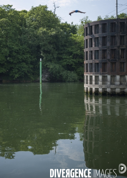 Baignade dans la Seine en banlieue parisienne. Le Pecq, mai 2017.