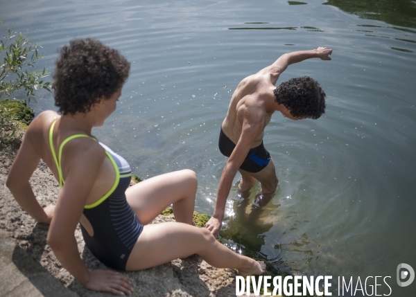 Baignade dans la Seine en banlieue parisienne. Le Pecq, mai 2017.