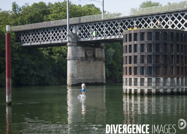 Baignade dans la Seine en banlieue parisienne. Le Pecq, mai 2017.