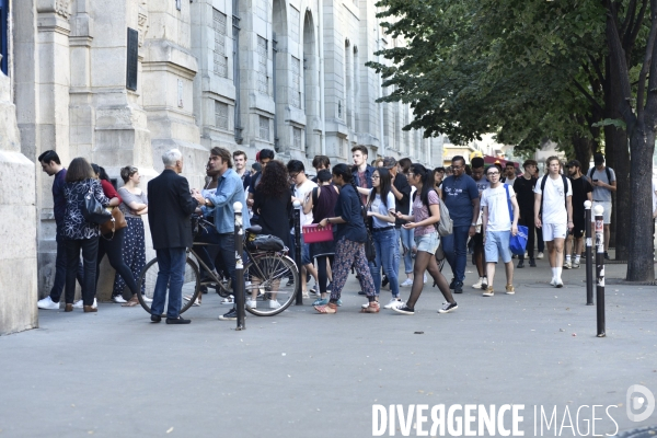 Baccalauréat, lycéens à la sortie du lycée. BAC, high students in front of school.