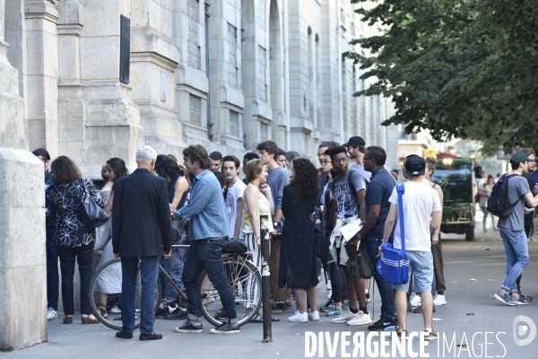 Baccalauréat, lycéens à la sortie du lycée. BAC, high students in front of school.