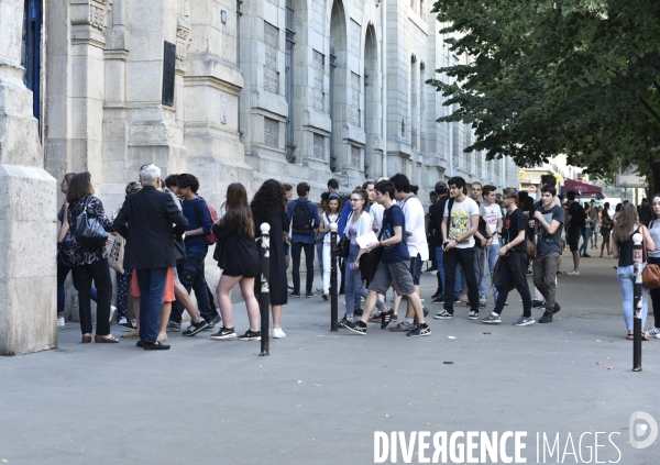 Baccalauréat, lycéens à la sortie du lycée. BAC, high students in front of school.