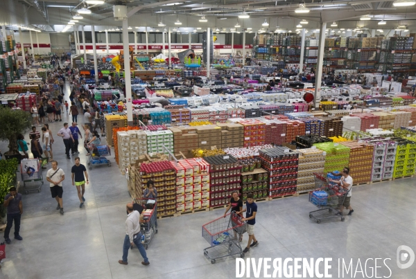 Costco ouvre son premier club-entrepot en france
