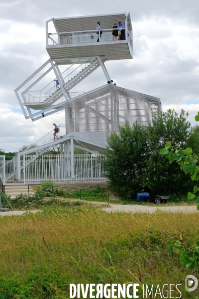 L observatoire du parc du peuple de l herbe  a Carrieres sous Poissy