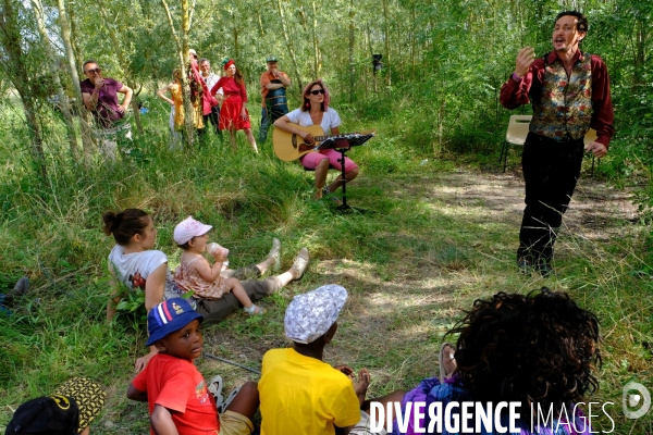 Theatre amateur au parc du peuple de l herbe  a Carrieres sous Poissy