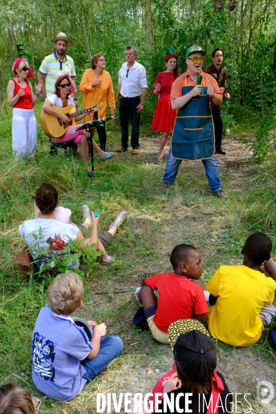 Theatre amateur au parc du peuple de l herbe  a Carrieres sous Poissy