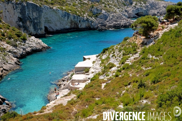Grece. L ile de Zante.Baignade dans la crique a Porto Limnionas