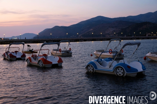 Grece. L ile de Cephalonie.Pedalos au coucher du soleil dans le port d  Argostoli