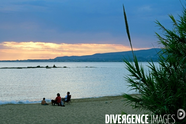 Grece. L ile de Cephalonie.Un couple avec enfant sur la plage de Mines