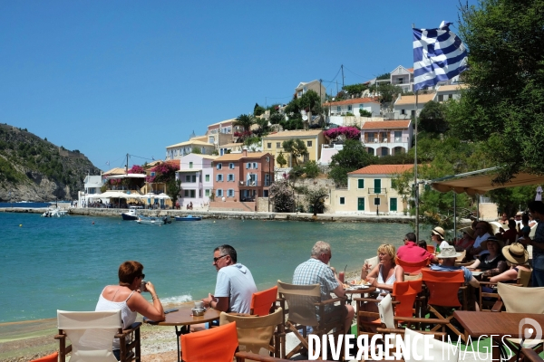 Grece. L ile de Cephalonie.Touristes a la terrasse d un cafe du port d Assos