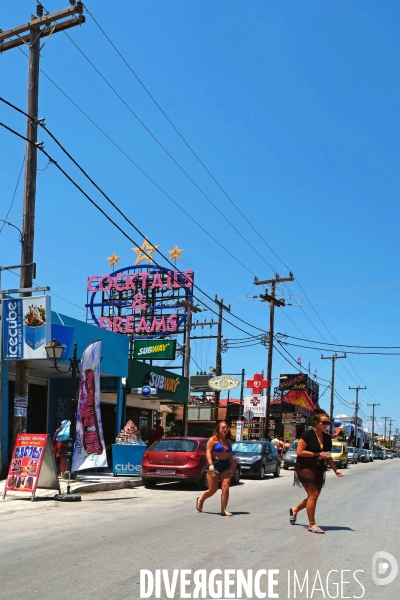 Grece. L ile de Zante.Bimbos touristiques sur main street Grece