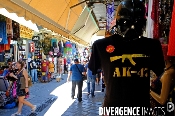 Athenes.AK 47 et Dark Vador au marche aux puces de Monastiraki